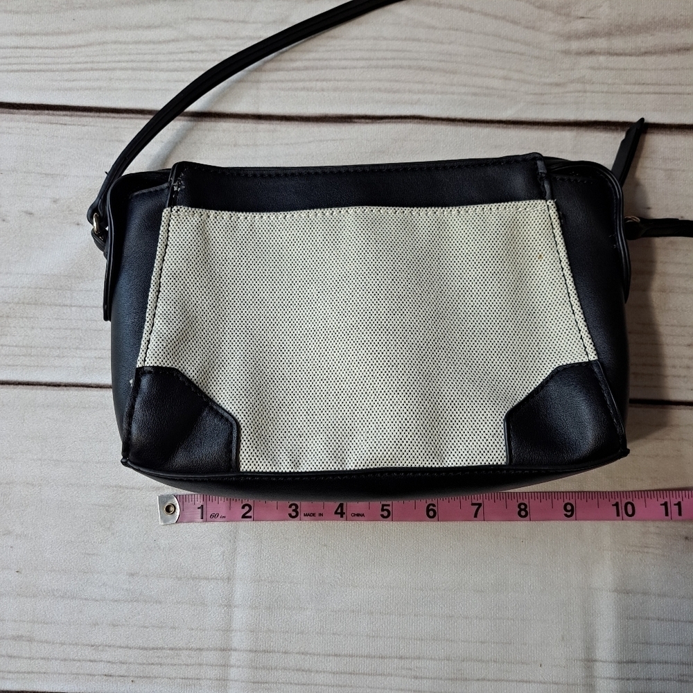 2 FOR 20 SALE Nine West Crossbody Purse Has Beauty Mark On The Back - Picture 2 of 15